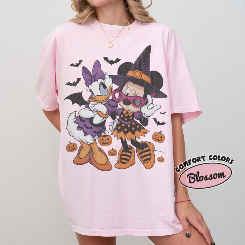 Koszulka Comfort Colors® Retro Minnie Daisy na Halloween, Straszne przyjaciółki Disneya, Koszulka „Cukierek albo psikus” 2026, Koszulka pasująca do Disneylandu na Halloween zdjęcie 6