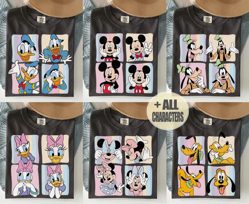 Może przedstawiać: Ciemnoszare koszulki z kolorowymi kwadratowymi wzorami przedstawiającymi postacie Disneya. Postacie obejmują Kaczora Donalda, Myszka Miki, Goofy'ego, Daisy Duck, Minnie Mouse, Pluto i tekst "+ ALL CHARACTERS".