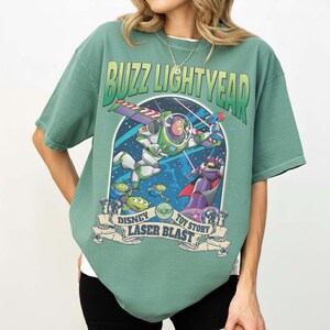 Peut inclure: Panneau en bois rustique avec l'inscription "Welcome to our home" en lettres blanches. Le panneau pr&eacute;sente une finition vieillie et un design simple et accueillant, id&eacute;al pour une entr&eacute;e.