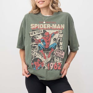 K&ouml;nnte beinhalten: Rustikales Holzschild mit dem Text "Welcome to our porch" in wei&szlig;er Schrift. Das Schild hat eine Used-Optik und ein schlichtes, einladendes Design, ideal f&uuml;r die Au&szlig;endekoration.