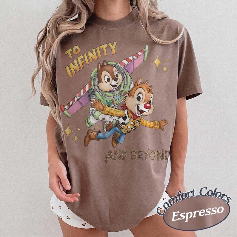 Puede incluir: Camiseta color espresso con un gr&aacute;fico de Chip y Chop como Buzz Lightyear y Woody, con el texto "TO INFINITY AND BEYOND." La camiseta es de la marca Comfort Colors.