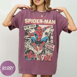 Retro Amazing Spider-Man Comfort Farben Shirt, Vintage Marvel Comics Cover T-Shirt, MCU Fan Geschenk, Pink Spiderman Grafik Shirts, Marvel Trip T-Shirt Bild 5