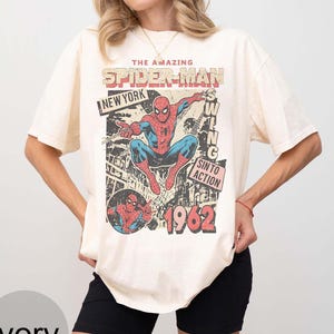 K&ouml;nnte beinhalten: Ein Set aus drei Keramikbechern mit gesprenkelter, cremefarbener Glasur. Jeder Becher zeigt ein handgemaltes Blumendesign in Blau-, Gr&uuml;n- und Gelbt&ouml;nen. Die Becher haben eine einfache, abgerundete Form und einen bequemen Griff.