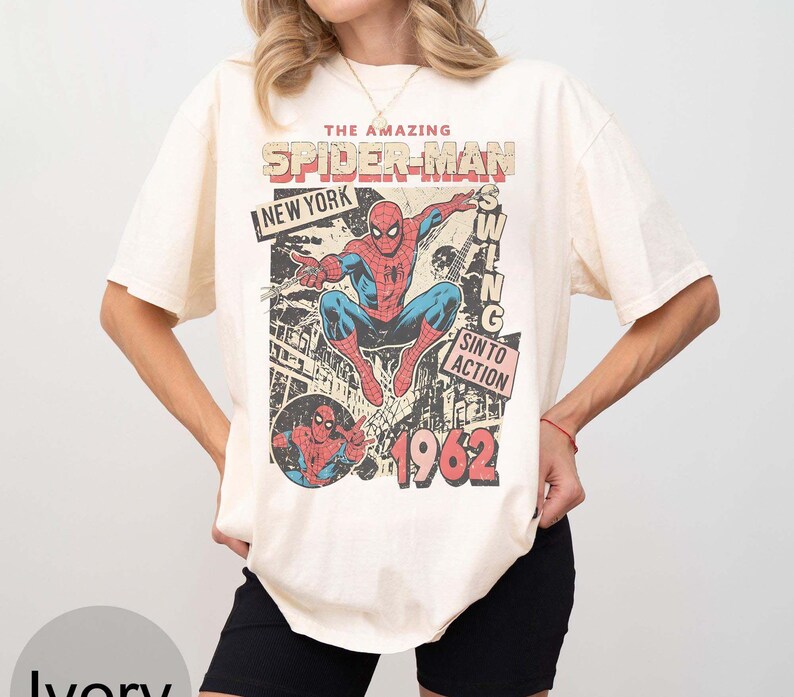 K&ouml;nnte beinhalten: Ein Set aus drei Keramikbechern mit gesprenkelter, cremefarbener Glasur. Jeder Becher zeigt ein handgemaltes Blumendesign in Blau-, Gr&uuml;n- und Gelbt&ouml;nen. Die Becher haben eine einfache, abgerundete Form und einen bequemen Griff.