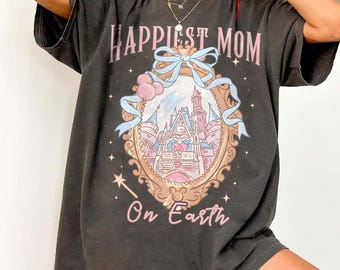Camiseta "Mamá más feliz del mundo" con colores cómodos, camisetas con lazo "Coquette Castle" de Disney, camiseta "Mamá Disney" y camiseta con atuendo para viaje familiar a Disneyland.