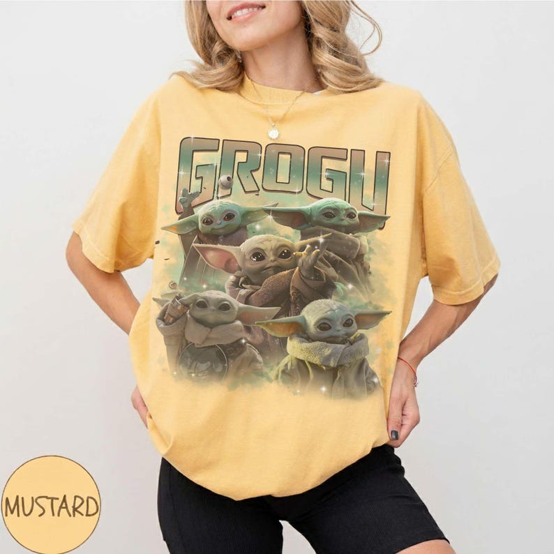 Puede incluir: Camiseta amarilla mostaza con un gr&aacute;fico de Grogu de The Mandalorian. El dise&ntilde;o incluye m&uacute;ltiples im&aacute;genes de Grogu y la palabra "GROGU" en letras verdes y marrones. La camiseta es de manga corta y cuello redondo.
