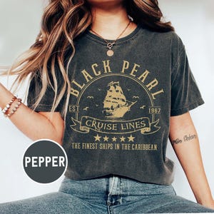 Camiseta vintage de Black Pearl Cruise Lines con los mejores barcos del Caribe, colores cómodos, camiseta de Disney Piratas del Caribe, camiseta de Magic Kingdom