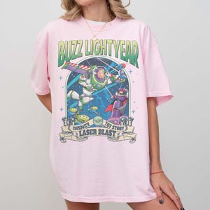 Peut inclure: Ensemble de trois tasses en c&eacute;ramique avec une finition mate et mouchet&eacute;e. Chaque tasse pr&eacute;sente une couleur diff&eacute;rente : bleu clair, cr&egrave;me et gris. Les tasses ont un design simple et moderne avec une anse confortable.