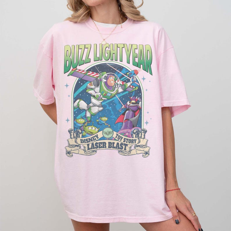 Peut inclure: Ensemble de trois tasses en c&eacute;ramique avec une finition mate et mouchet&eacute;e. Chaque tasse pr&eacute;sente une couleur diff&eacute;rente : bleu clair, cr&egrave;me et gris. Les tasses ont un design simple et moderne avec une anse confortable.