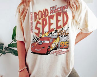 Camiseta retrô Disney The Racing Road Speed, camiseta vintage Relâmpago McQueen, camiseta do filme Carros da Disney, camiseta Viagem em Família da Disney, camiseta do filme Carros