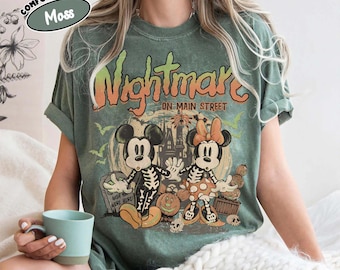 Retro Mickey & Minnie skelet nachtmerrie op hoofdstraat comfort kleuren shirt, vintage Mickey skelet shirts, Disney reis Halloween 2025 T-shirt