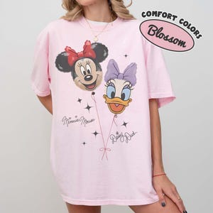 Maglietta Comfort Colors Retro con Minnie e Daisy e palloncini, maglietta per viaggio Disney tra ragazze, maglietta coordinata con Minnie Mouse e Daisy, maglietta regalo per la migliore amica immagine 4
