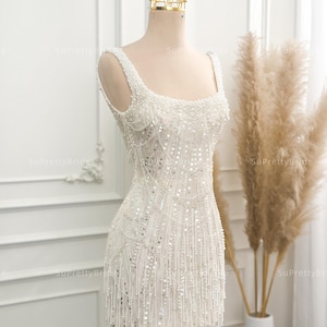 Perlenbesetztes Minikleid mit Schulterträgern. Elegantes Party-Minikleid. Maßgeschneidertes Junggesellen-Minikleid. Weißes kurzes Brautkleid.