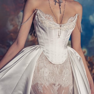 Korsett Brautkleider mit luxuriöser Spitze und Satin. Perlenbesetztes Brautkleid für die Braut. Brautkleider auf Nachfrage eingerichtet.