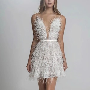Sexy mini-jurkje met veren. Elegante mini-receptiejurk. Op maat gemaakte mini-jurk voor de bruid.