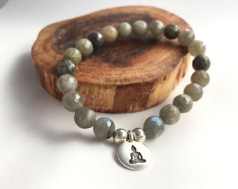 buddha charm labradorite stretch mala bracelet, yoga jewelry, buddha bracelet, charm bracelet, grey bracelet, gemstone bracelet, stretch