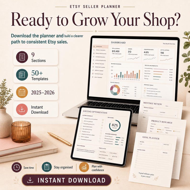 Puede incluir: Un planificador digital para vendedores de Etsy que muestra un port&aacute;til con un panel de control, una tableta con una p&aacute;gina de optimizaci&oacute;n de anuncios y plantillas impresas. El texto incluye Etsy Seller Planner, Ready to Grow Your Shop, 9 Sections, 50+ Templates, 2025-2026 e Instant Download.