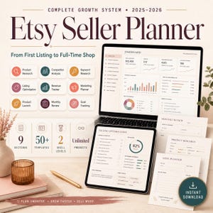 Puede incluir: Un planificador digital Etsy Seller Planner 2025-2026 mostrado en una pantalla de port&aacute;til y tableta, con un panel de control de ingresos y tr&aacute;fico, listas de verificaci&oacute;n de optimizaci&oacute;n y plantillas de planificaci&oacute;n con texto de 9 secciones.