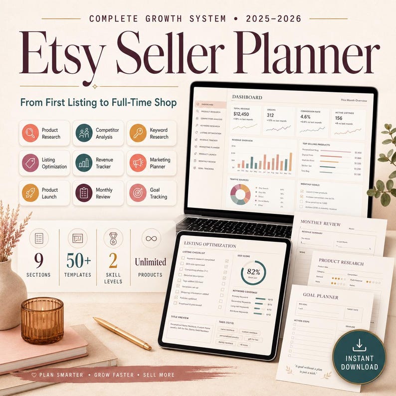 Puede incluir: Un planificador digital Etsy Seller Planner 2025-2026 mostrado en una pantalla de port&aacute;til y tableta, con un panel de control de ingresos y tr&aacute;fico, listas de verificaci&oacute;n de optimizaci&oacute;n y plantillas de planificaci&oacute;n con texto de 9 secciones.