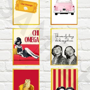 Könnte beinhalten: Ein Set aus sechs gerahmten Kunstdrucken mit einem gelben Chi Omega Ticket, einem rosa Oldtimer, einer Frau auf einem roten Sofa mit dem Text Chi Omega, zwei Frauen mit dem Text To be womanly always to be discouraged never, einer Eule auf einem gelben Stuhl und zwei Frauen.