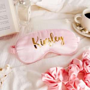 Personalisierte Augenmaske, Brautjungfer Geschenk, Brautparty Geschenk, Schlafmaske, personalisierte Hochzeitsbevorzugung, seidiges Satin Scrunchie, Hochzeitsgeschenke