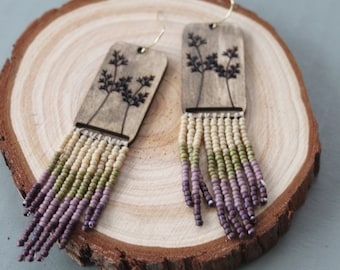 Pendientes colgantes estilo boho con flecos de cuentas tejidas a mano.
