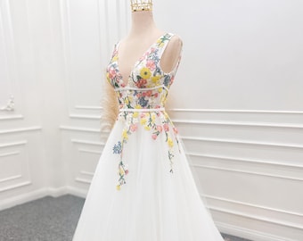 Abito da sposa a trapezio / Abito da sposa boho / Abito da sposa con schiena scoperta / Abito da sposa con ricami floreali colorati / Abito da sposa
