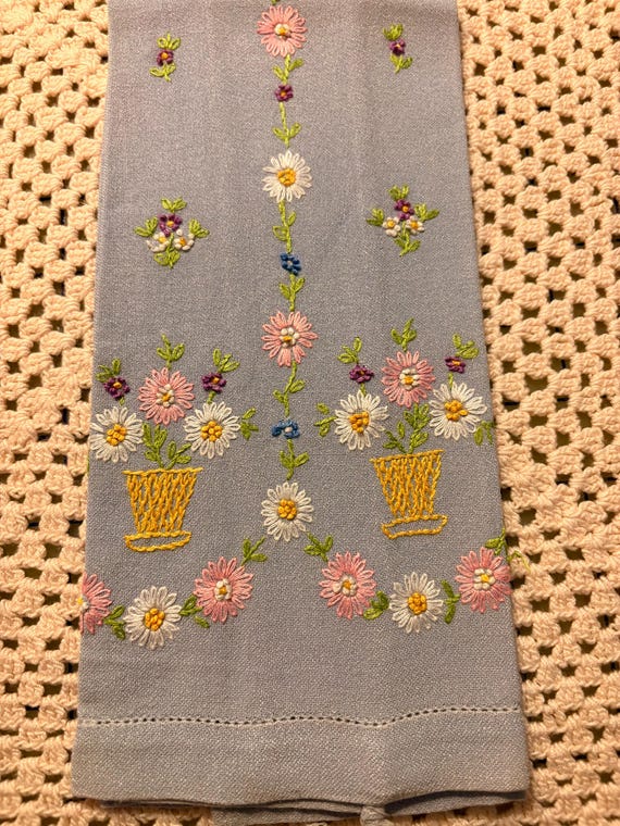 VINTAGE LINEN TOWEL Finger Tip Sring Flower Baskets Easter