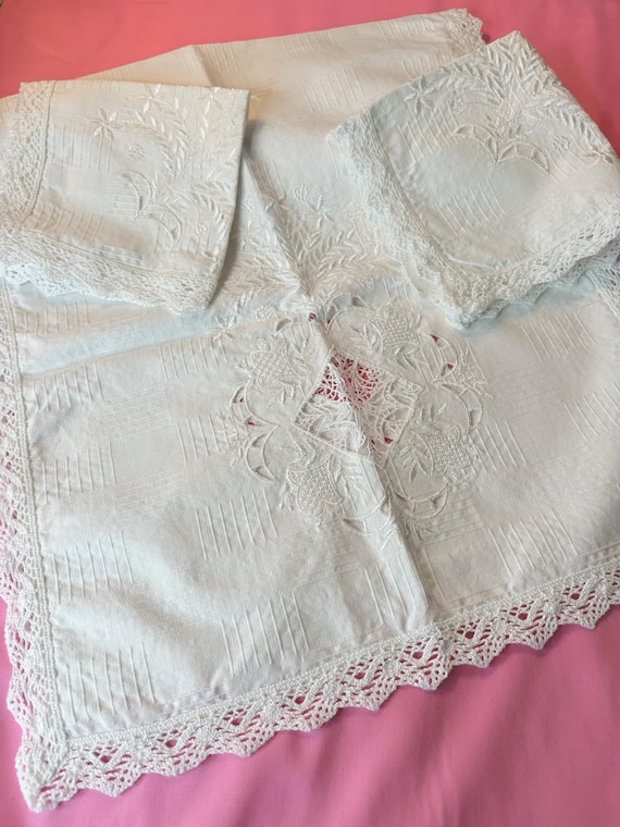 VINTAGE Set Richelieu CUTWORK Table RUNNER and two napkins