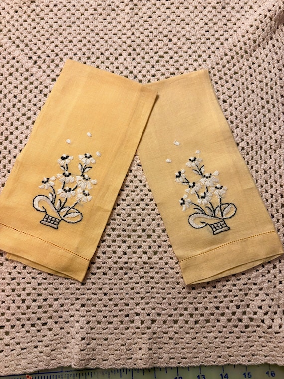 VINTAGE Set LINEN TOWELS Finger Tip Spring Flower Basket