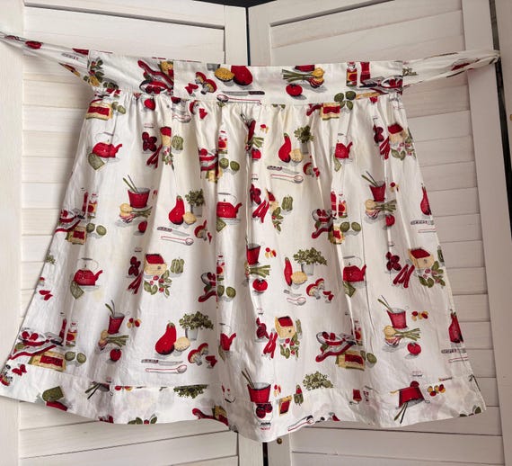 VINTAGE Plus Size White Half APRON KITCHEN Mushrooms Tea Kettle Herbs