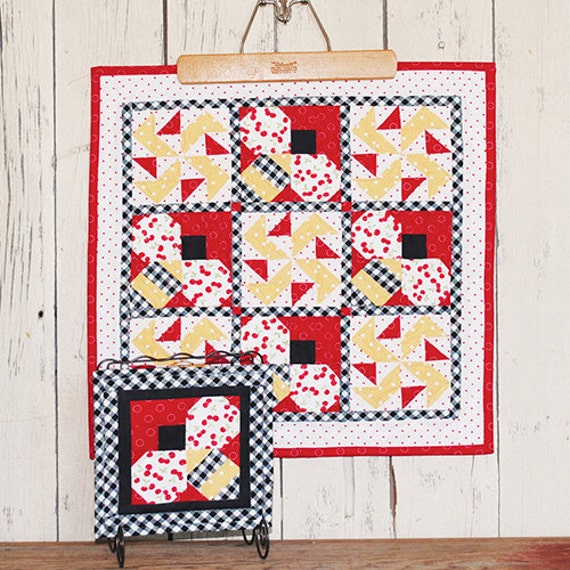 PATTERN August BUMBLE BEES Mini quilt in 2 sizes from A Year of Mini's
