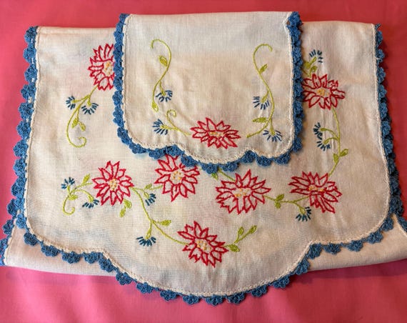 VINTAGE Set Embroidered Floral table RUNNER and matching DOILY