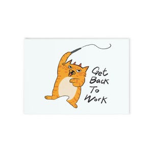 Puede incluir: Una impresión rectangular blanca con un gato atigrado naranja de vientre color crema, sosteniendo un látigo negro sobre su cabeza. El gato tiene una expresión de enfado y el texto Get Back To Work está escrito en tinta negra a la derecha.