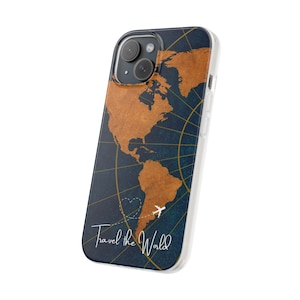 Op de afbeelding: Een transparante telefoonhoes met een wereldkaartontwerp in tinten blauw en bruin. De kaart toont een vliegtuig dat over Zuid-Amerika vliegt met een hartvormige lijn. De tekst "Travel the World" is onderaan in wit cursief geschreven.