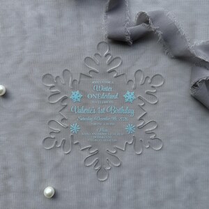 Acryl-Schneeflocke-Sweet 16-Einladung, Baby-Blau-Winter-Quinceamaßa-Acryl einladen, klarer blauer Schnee gefrorener Acryleinladung mit Umschlägen