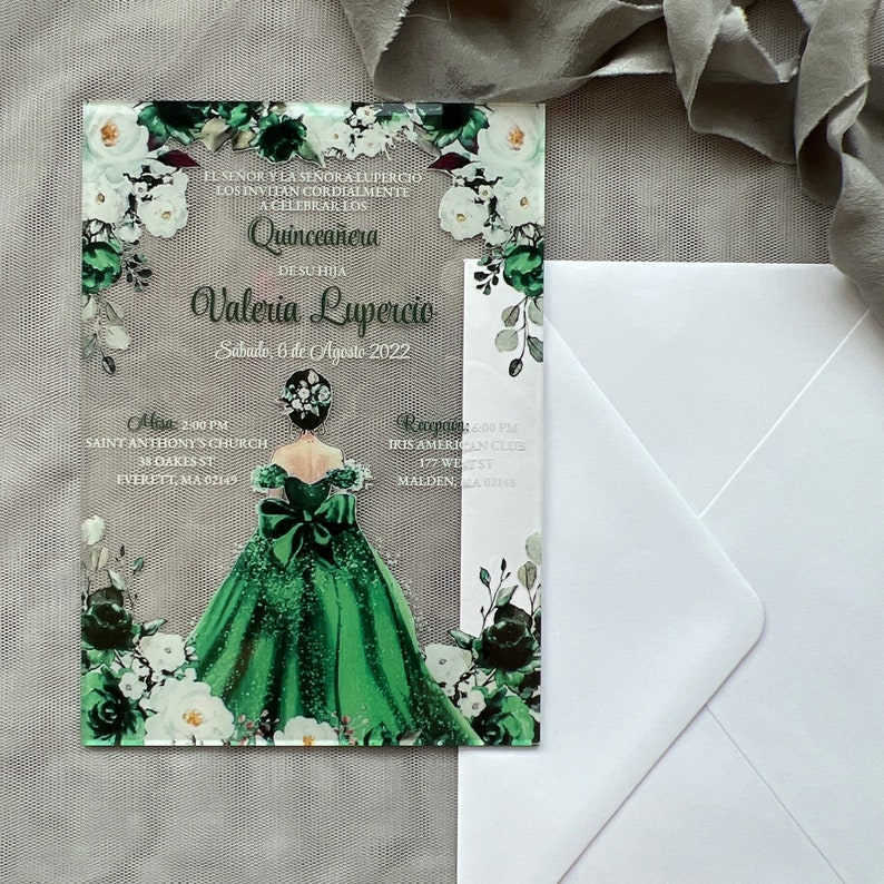 Op de afbeelding: Een groene en witte bloemige Quincea&ntilde;era-uitnodiging met een aquarel-illustratie van een vrouw in een groene jurk. De tekst luidt "El Se&ntilde;or y la Se&ntilde;ora Lupercio los invitan cordialmente a celebrar los Quincea&ntilde;era de su hija Valeria Lupercio S&aacute;bado, 6 de Agosto 2022".