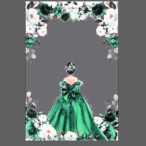 Op de afbeelding: Een vrouw in een groene jurk met een grote strik staat voor een bloemenboog. De boog is gemaakt van witte en groene bloemen.