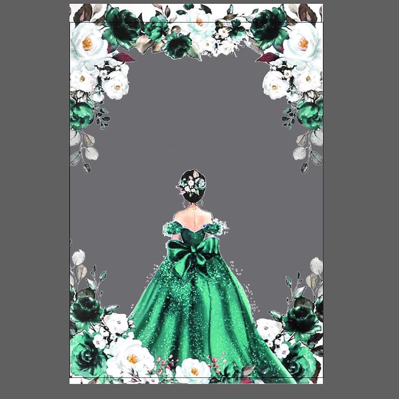 Op de afbeelding: Een vrouw in een groene jurk met een grote strik staat voor een bloemenboog. De boog is gemaakt van witte en groene bloemen.
