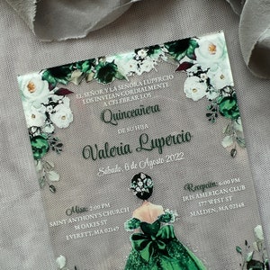 Op de afbeelding: Een groen en wit bloemenontwerp op een witte achtergrond. De tekst luidt "EL SENOR Y LA SENORA LUPERCIO LOS INVITAN CORDIALMENTE A CELEBRAR LOS QUINCEA&Ntilde;ERA DE SU HIJA VALERIA LUPERCIO SABADO, 6 DE AGOSTO 2022 MISA 2:00 PM SAINT ANTHONY'S CHURCH 38 OAKES ST EVERETTE, MA 02149 RECEPCION 6:00 PM TRIS AMERICAN CLUB 177 WEST ST MALDEN, MA 02148"