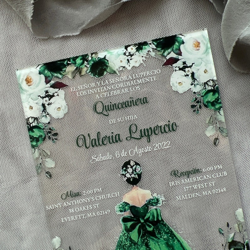 Op de afbeelding: Een groen en wit bloemenontwerp op een witte achtergrond. De tekst luidt "EL SENOR Y LA SENORA LUPERCIO LOS INVITAN CORDIALMENTE A CELEBRAR LOS QUINCEA&Ntilde;ERA DE SU HIJA VALERIA LUPERCIO SABADO, 6 DE AGOSTO 2022 MISA 2:00 PM SAINT ANTHONY'S CHURCH 38 OAKES ST EVERETTE, MA 02149 RECEPCION 6:00 PM TRIS AMERICAN CLUB 177 WEST ST MALDEN, MA 02148"