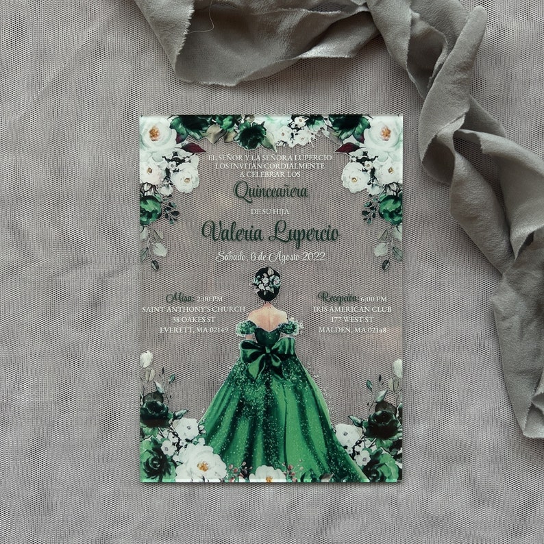 Op de afbeelding: Een groene en witte bloemige Quincea&ntilde;era-uitnodiging met een tekening van een meisje in een groene jurk. De tekst luidt "Il Se&ntilde;or y la Se&ntilde;ora Lupercio los invitan cordialmente a celebrar los Quincea&ntilde;era de su hija Valeria Lupercio Sabado, 6 de Agosto 2022".