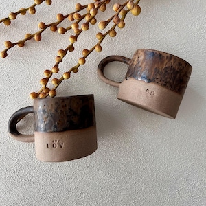 Niestandardowy brązowy kubek z uchwytem, spersonalizowane imię, rustykalny ceramiczny prezent, ręcznie robiony kubek do kawy, ręcznie robione ceramiczne kubki, prezent na dzień matki