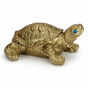 Scatola portagioie a forma di tartaruga in peltro realizzata a mano con occhi di topazio blu, porta anelli.