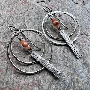 Sterling Silver Sunstone Earrings Natural Stone Hammered Silver Hoop Earrings Handmade Jewelry Unique Gift for Her imagem 1