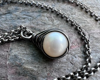 Collar de perlas de plata de ley - Colgante envuelto en alambre de perlas de agua dulce genuinas en cadena de plata de ley