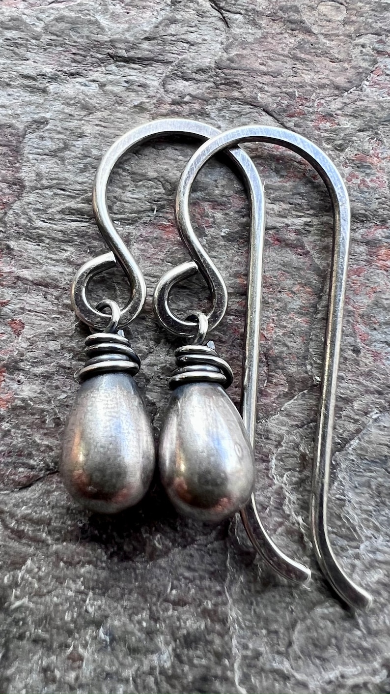 Sterling Silber Kleine Teardrop Ohrringe Leichte Ohrringe für jeden Tag Bild 9