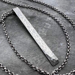 Långt halsband i sterlingsilver - Handgjort hamrat hänge i sterlingsilver upphängt på kedja i sterlingsilver