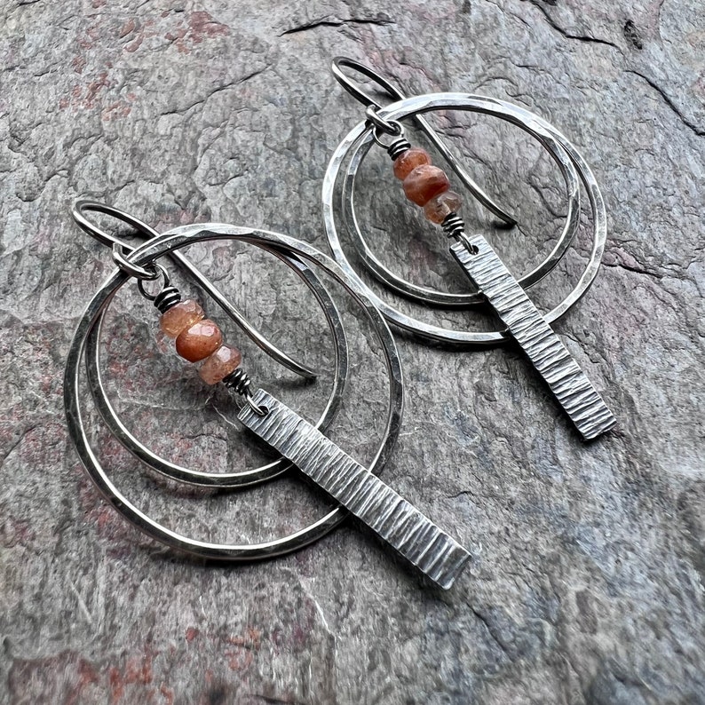 Sterling Silver Sunstone Earrings Natural Stone Hammered Silver Hoop Earrings Handmade Jewelry Unique Gift for Her imagem 1