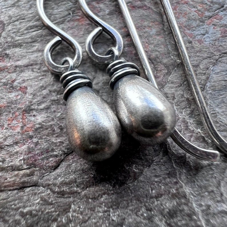 Sterling Silber Kleine Teardrop Ohrringe Leichte Ohrringe für jeden Tag Bild 6